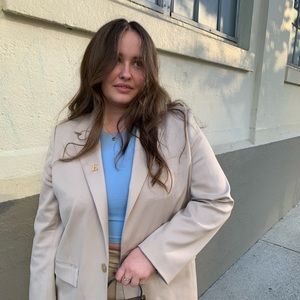 Meet your Posher, Emelia